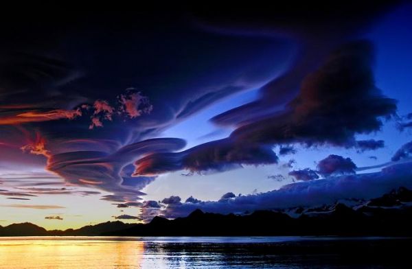 Beautiful Nature - Bizarre farbenfrohe Wolkenformationen