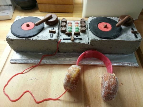 Die besten 100 Bilder in der Kategorie nahrung: DJ-Mischpult Kuchen mit Berliner-KopfhÃ¶rern