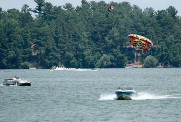 Die besten 100 Bilder in der Kategorie gefaehrlich: Das sieht sehr hoch aus - Wassersport Boot