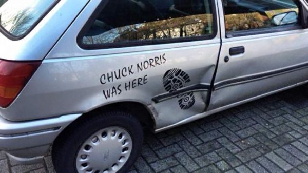 Die besten 100 Bilder in der Kategorie autos: Chuck Norris Was Here - HaHa, Chuck Norris hÃ¤tte das Auto vernichtet