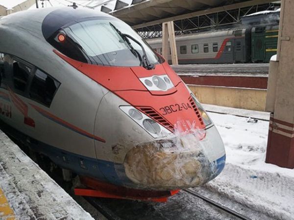 Must be in Russia - Zug mit Klebeband repariert