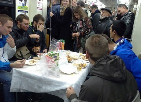 Die besten 100 Bilder in der Kategorie menschen: Do it yourself Speisewagen - Abendessen in der U-Bahn