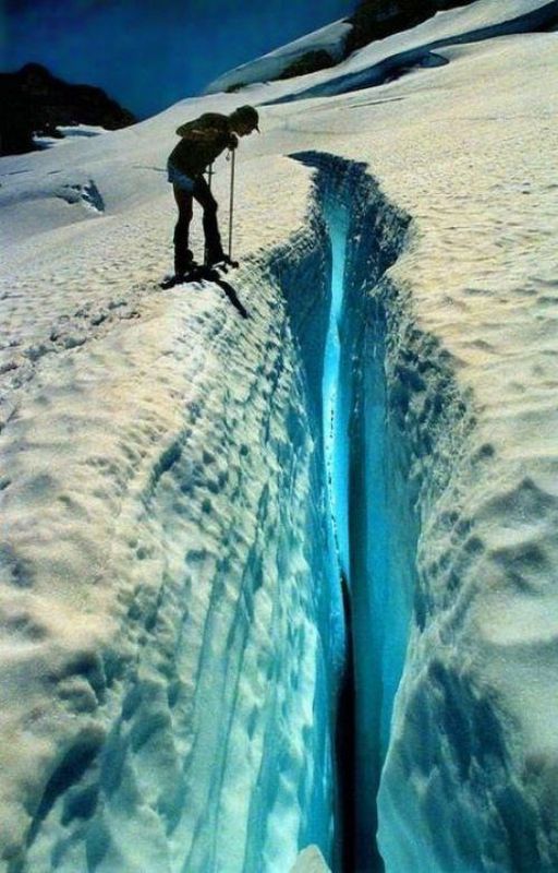 Die besten 100 Bilder in der Kategorie natur: leuchtende Gletscherspalte