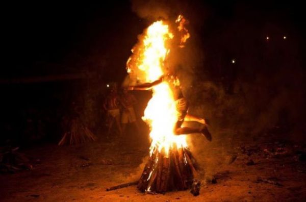 Die besten 100 Bilder in der Kategorie gefaehrlich: Sieht nach einer guten Party aus - Mann springt durchs Feuer