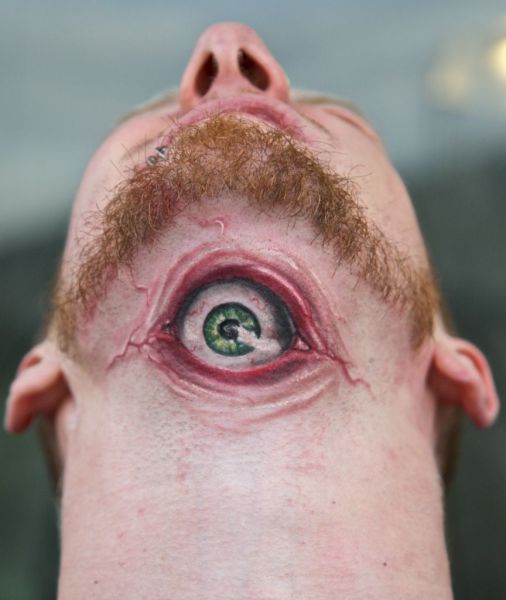 Coolstes Tattoo Weltweit - 3D Auge Tattoo am Hals