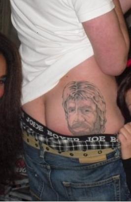 Die besten 100 Bilder in der Kategorie schlechte_tattoos: Chuck Norris Tattoo