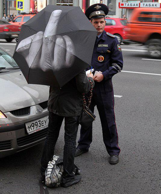 Die besten 100 Bilder in der Kategorie allgemein: Nicht jeder hat Humor - Polizist Stinkefinger