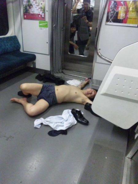 Die besten 100 Bilder in der Kategorie betrunkene: Subway Strip Sleep