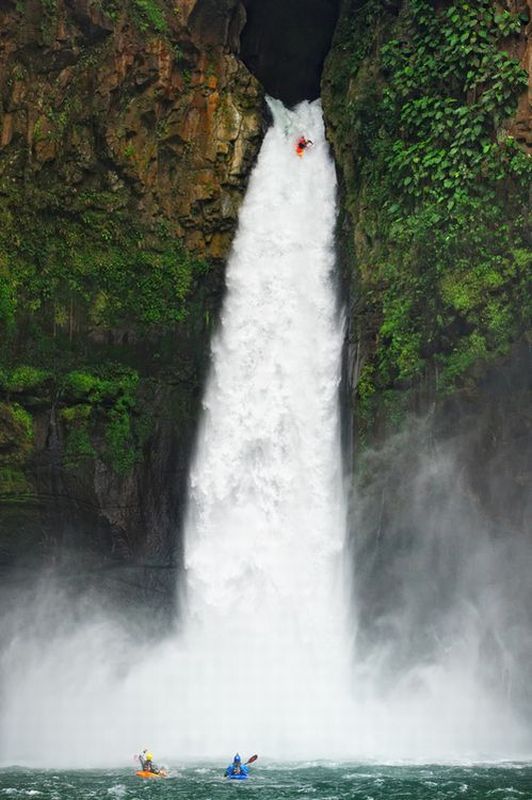 Die besten 100 Bilder in der Kategorie sport: VerrÃ¼ckter Kajak Wasserfall Stunt