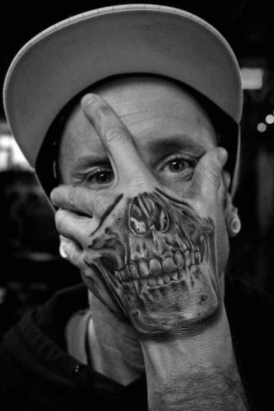 Totenkopf Hand Gesicht Tattoo