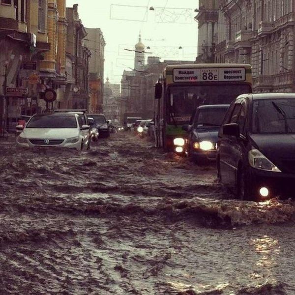 Aquaplaning mÃ¶glich - Ãberflutete Stadt StraÃe