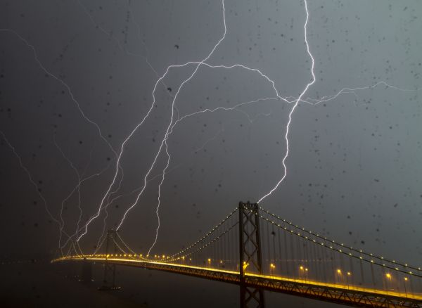 Die besten 100 Bilder in der Kategorie wolken: BlitzeinschlÃ¤ge in BrÃ¼cke