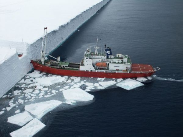 Die besten 100 Bilder in der Kategorie schiffe: Mit Anlauf - Eiswand Eisbrecher