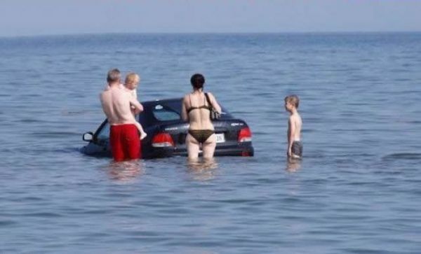 Die besten 100 Bilder in der Kategorie fail: Nasser Parkplatz - Auto im Meer