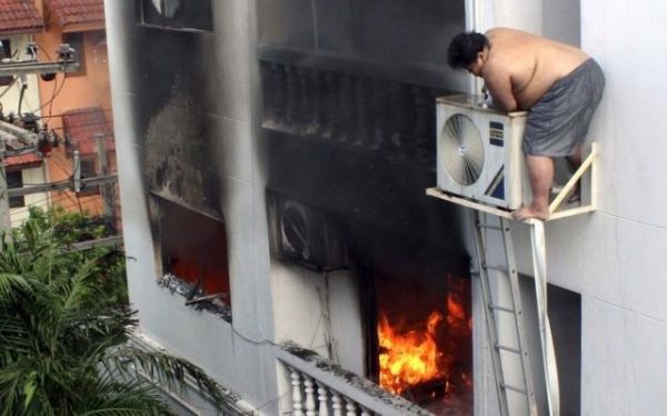 Die besten 100 Bilder in der Kategorie schlimme_sachen: Bad Day - Mann flÃ¼chtet vor Feuer