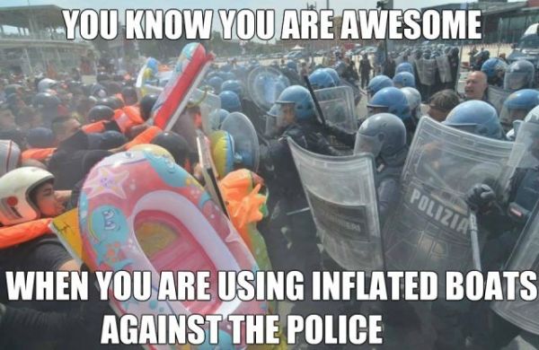 Die besten 100 Bilder in der Kategorie allgemein: You know you are awesome when you are using inflated boats against the Police - Schlauchboot Verteidigung