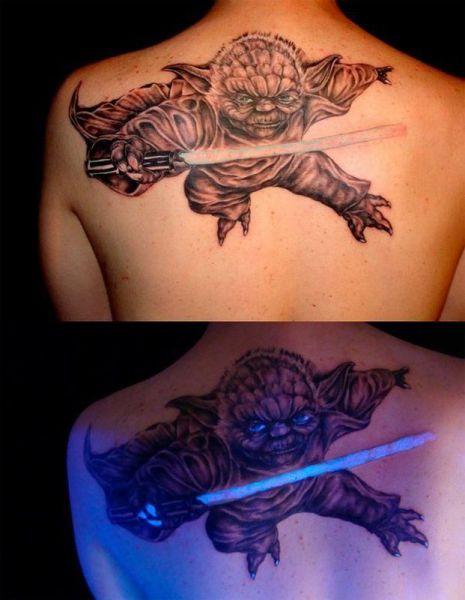 Meister Yoda Lichtschwert leuchtet im Dunkeln Tattoo