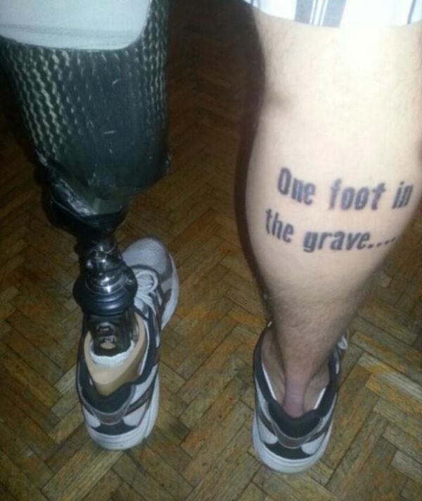 Die besten 100 Bilder in der Kategorie lustige_tattoos: One Foot in the Grave - Amputiertes Bein Tattoo Fun