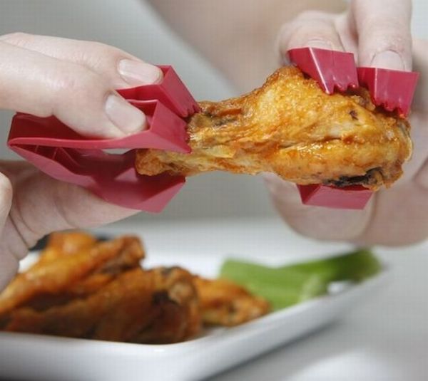 Wer kennt das nicht: Finger verbrennen beim HÃ¤hnchen essen. Plastik-Essens-Klauen fÃ¼r Fettfreie Finger beim Broiler Essen.