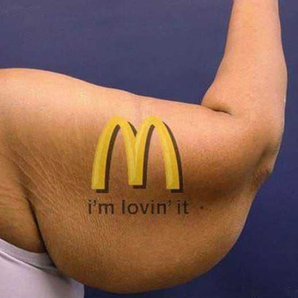 Das wÃ¤re doch mal eine gute McDonalds Fastfood Werbekampagne. Mc-Logo Tattoo auf dem Oberarm