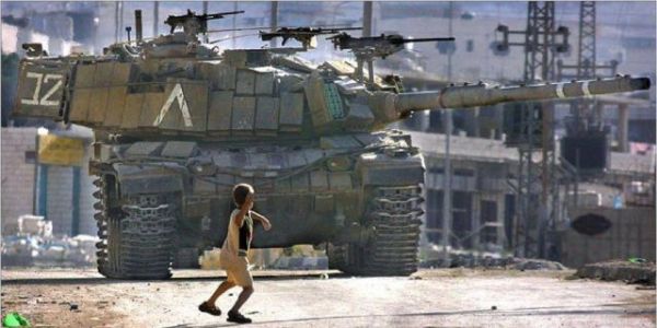 Die besten 100 Bilder in der Kategorie menschen: David gegen Goliath - Kind gegen Panzer. Ein unglaubliches Bild das von enormer Zivilcourage zeugt.