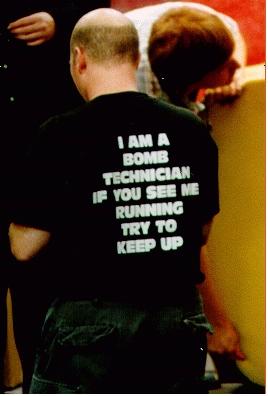 Die besten 100 Bilder in der Kategorie t-shirt_sprueche: I'm a bomb technician. if you see me running try to keep up!