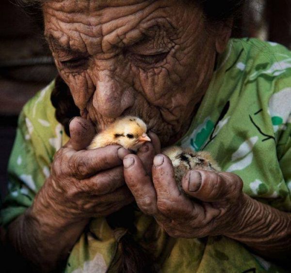 Alte Frau mit Jungvogel