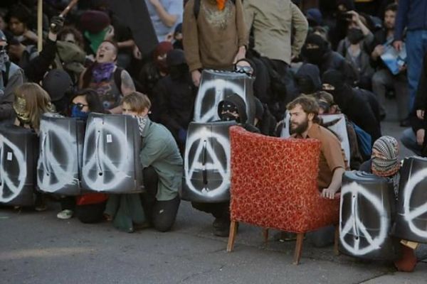Kreativer Widerstand mit Sessel auf Demo