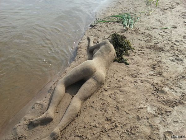 Frau liegend am Strand