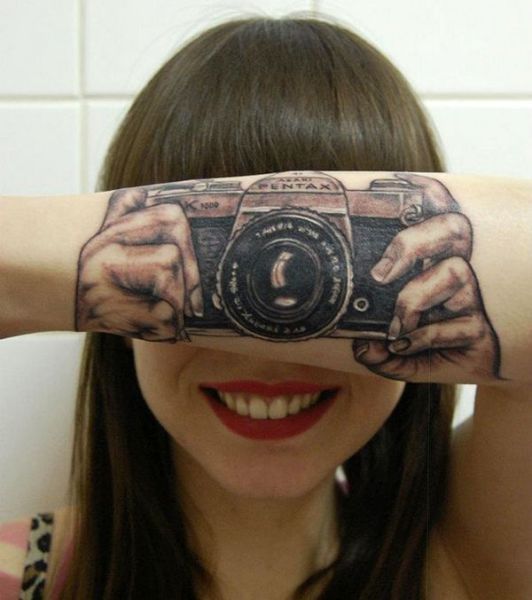 Die besten 100 Bilder in der Kategorie lustige_tattoos: Kamera Tatoo