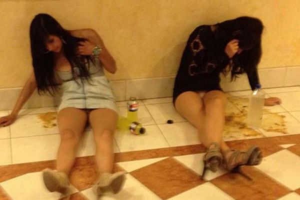 Die besten 100 Bilder in der Kategorie betrunkene: kotzend am Boden
