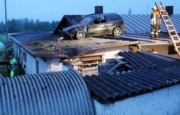 Auto mit Parkplatz auf dem Hausdach