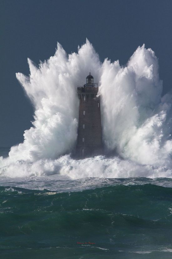 Die besten 100 Bilder in der Kategorie natur: Leuchturm, Naturgewalt, Meer, Wellen, Riesig