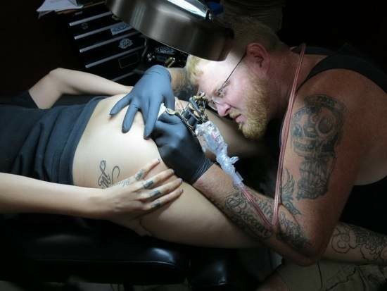 Die besten 100 Bilder in der Kategorie intim_tattoos: Tattoo, Rektum, Arsch, Aua