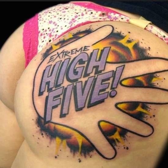 Tattoo, Hintern, High five