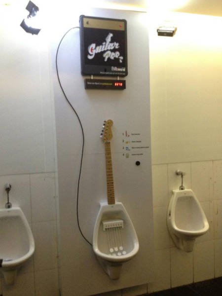 Die besten 100 Bilder in der Kategorie allgemein: E-Gitarre, Toilette, Urinal, Pinkeln, Musik