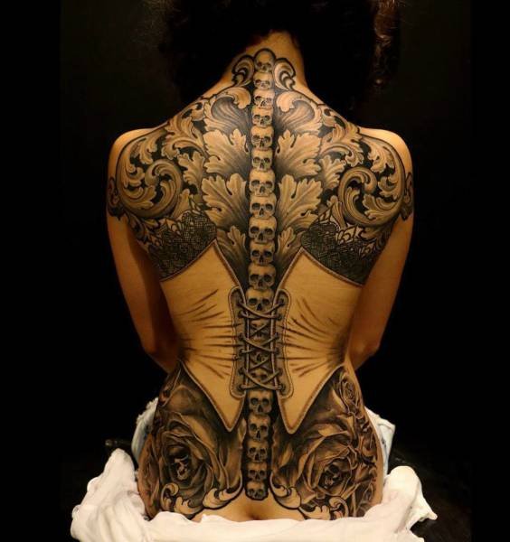 Frau rücken tattoo ▷ 150