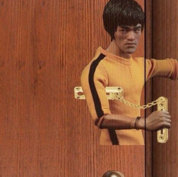 Die besten 100 Bilder in der Kategorie quatsch: Bruce Lee, TÃ¼re, Sicherheit, Kung Fu, TÃ¼rkette, Fun, Spass