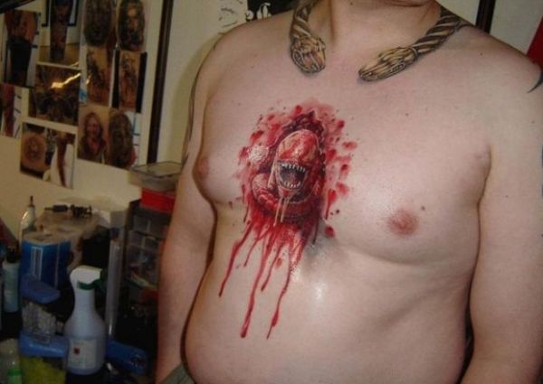 Die besten 100 Bilder in der Kategorie horror_tattoos: Alien aus Brust Tattoo