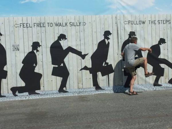 Die besten 100 Bilder in der Kategorie graffiti: Laufen, John Cleese, Ministry of silly walk