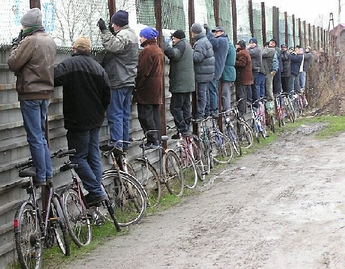 Freibadzaun? Oder warum stehn die MÃ¤nner auf Ihren FahrrÃ¤dern?