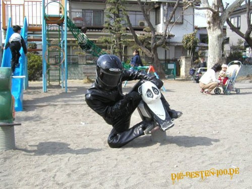 Motorradfahrer bei Kurvenfahrt-TrockenÃ¼bung auf Kinderspielplatz