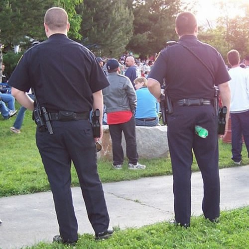 Polizist hat Plastik-Flasche im Arsch