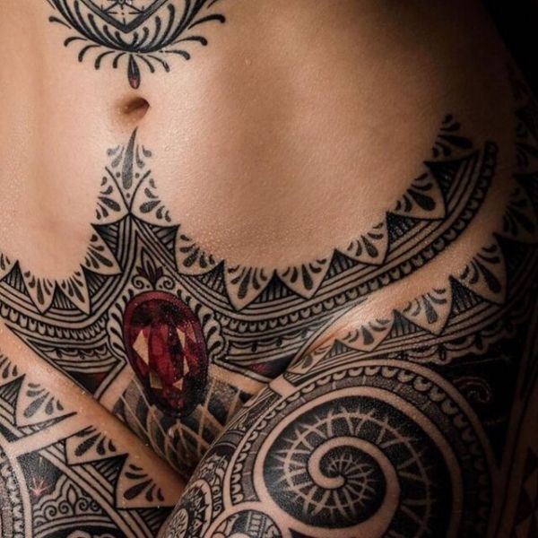 Die besten 100 Bilder in der Kategorie intim_tattoos: Frau, Schenkel, Bauch, Ornamente, Tattoo