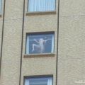 Die besten Bilder:  Position 18 in unglaublich - Nackt Frau an klebt an Fenster 