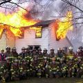 Die besten Bilder in der Kategorie allgemein: Feuerwehr Gruppenbild vor brennendem Haus