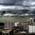 Die besten Bilder in der Kategorie wolken: Wetterphänomen Wolken über Stadt