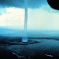 Die besten Bilder in der Kategorie natur: Tornado über Wasser mit Schiffe
