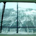 Die besten Bilder in der Kategorie schiffe: Riesenwelle vor Schiff