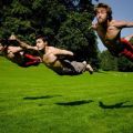 Die besten Bilder in der Kategorie quatsch: Supermen fliegen im Tiefflug über Wiese